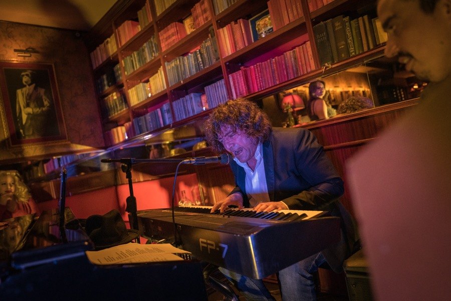 Robin Finesilver at the keys at Bar & Books, Prague