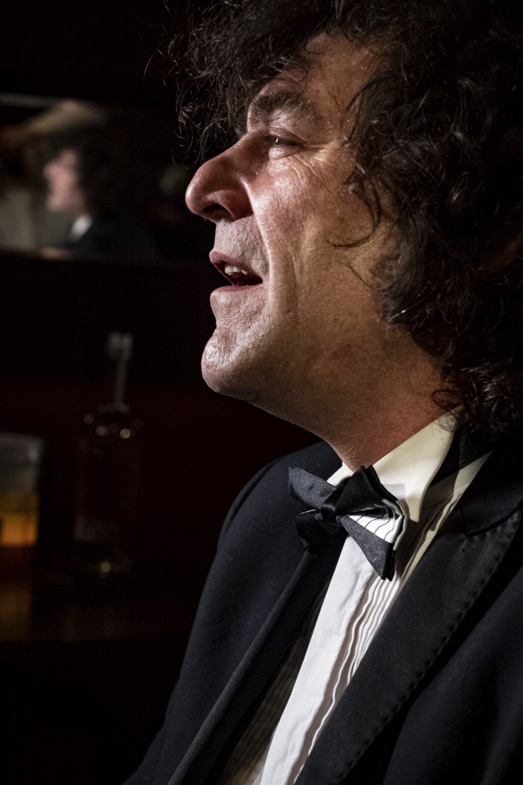 Robin Finesilver performing in a candlelit Prague lounge